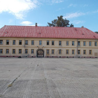 Globetrotter19 · Wikimedia Commons · CC BY-SA 3.0 / https://commons.wikimedia.org/wiki/File:Casserne,_New_Fortress_in_Kom%C3%A1rno,_Slovakia.jpg / Rights: https://commons.wikimedia.org/wiki/File:Casserne,_New_Fortress_in_Kom%C3%A1rno,_Slovakia.jpg / Usage: 사진 개별 Commons 페이지에서 저작자·라이선스를 확인. 상업 이용 시 저작자·라이선스·원본 링크 표기 및 편집 사실 표시. CC BY-SA 가공 이미지 재배포 시 동일조건 공유. 바이너리 HTTP 다운로드 미확인.