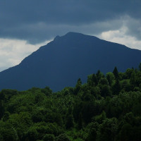 Oto Zapletal · Wikimedia Commons · CC BY 4.0 / https://commons.wikimedia.org/wiki/File:Ve%C4%BEk%C3%BD_Cho%C4%8D_mountain,_view_from_the_north,_Slovakia,_on_June_8,_2013.jpg / Rights: https://commons.wikimedia.org/wiki/File:Ve%C4%BEk%C3%BD_Cho%C4%8D_mountain,_view_from_the_north,_Slovakia,_on_June_8,_2013.jpg / Usage: 사진 개별 Commons 페이지에서 저작자·라이선스를 확인. 상업 이용 시 저작자·라이선스·원본 링크 표기 및 편집 사실 표시. CC BY-SA 가공 이미지 재배포 시 동일조건 공유. 바이너리 HTTP 다운로드 미확인.