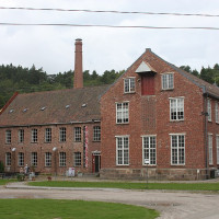 Photo: Bjoertvedt · CC BY-SA 3.0 · Wikimedia Commons / https://commons.wikimedia.org/wiki/File:Sjollingstad03.JPG / Rights: https://commons.wikimedia.org/wiki/File:Sjollingstad03.JPG / Usage: 상업적 재사용 허용 라이선스. BY/SA 표기, 원본 출처·라이선스 링크·수정 표시 및 공유동일조건을 지켜야 함. 서버 HTTP·MIME 업로드 검사는 별도.
