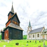 Photo: Holger Uwe Schmitt · CC BY-SA 4.0 · Wikimedia Commons / https://commons.wikimedia.org/wiki/File:%22Dendrochronologisch_um_1200%22_datiert_wurde_die_Stabkirche_in_Torpo._01.jpg / Rights: https://commons.wikimedia.org/wiki/File:%22Dendrochronologisch_um_1200%22_datiert_wurde_die_Stabkirche_in_Torpo._01.jpg / Usage: 상업적 재사용 허용 라이선스. BY/SA 표기, 원본 출처·라이선스 링크·수정 표시 및 공유동일조건을 지켜야 함. 서버 HTTP·MIME 업로드 검사는 별도.