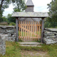 Photo: Jan-Tore Egge · CC BY-SA 4.0 · Wikimedia Commons / https://commons.wikimedia.org/wiki/File:Holdhus_kirke_og_bautastein.jpg / Rights: https://commons.wikimedia.org/wiki/File:Holdhus_kirke_og_bautastein.jpg / Usage: 상업적 재사용 허용 라이선스. BY/SA 표기, 원본 출처·라이선스 링크·수정 표시 및 공유동일조건을 지켜야 함. 서버 HTTP·MIME 업로드 검사는 별도.