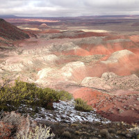 Akos Kokai / Wikimedia Commons / CC BY 2.0 / https://commons.wikimedia.org/wiki/File:Painted%20Desert%20Rim%201%20(15698564644).jpg / Usage: 개별 Commons File 페이지에서 저작자·라이선스 확인. 상업 이용 시 저작자·원본 페이지·라이선스·변경 여부 표시. CC BY-SA 이용 시 동일조건변경허락 준수. 이미지 바이너리 다운로드 및 서버 첨부는 수행하지 않음.