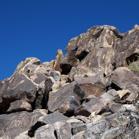 Matt Kieffer / Wikimedia Commons / CC BY-SA 2.0 / https://commons.wikimedia.org/wiki/File:Hohokam%20Petroglyphs%20(25553612444).jpg / Usage: 개별 Commons File 페이지에서 저작자·라이선스 확인. 상업 이용 시 저작자·원본 페이지·라이선스·변경 여부 표시. CC BY-SA 이용 시 동일조건변경허락 준수. 이미지 바이너리 다운로드 및 서버 첨부는 수행하지 않음.
