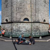 Photo: Julesvernex2 · CC BY-SA 4.0 · Wikimedia Commons / https://commons.wikimedia.org/wiki/File:People_enjoying_the_sun_next_to_the_Valbergt%C3%A5rnet%2C_Stavanger%2C_Norway_julesvernex2.jpg / Rights: https://commons.wikimedia.org/wiki/File:People_enjoying_the_sun_next_to_the_Valbergt%C3%A5rnet%2C_Stavanger%2C_Norway_julesvernex2.jpg / Usage: 개별 Wikimedia Commons 파일 페이지에서 상업적 재이용 허용 권리표시를 확인. BY/SA 조건, 수정 표시 및 동일조건 공유를 준수. 업로드 시 저작자·원본 링크 유지.