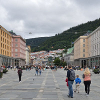 Photo: Ryan Hodnett · CC BY-SA 4.0 · Wikimedia Commons / https://commons.wikimedia.org/wiki/File:Torgallmenningen_-_Bergen%2C_Norway_2021-07-31.jpg / Rights: https://commons.wikimedia.org/wiki/File:Torgallmenningen_-_Bergen%2C_Norway_2021-07-31.jpg / Usage: 개별 Wikimedia Commons 파일 페이지에서 상업적 재이용 허용 권리표시를 확인. BY/SA 조건, 수정 표시 및 동일조건 공유를 준수. 업로드 시 저작자·원본 링크 유지.