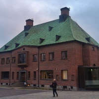 Lauren Stevens · Wikimedia Commons · CC BY-SA 4.0 / https://commons.wikimedia.org/wiki/File:Art%20Museum%20G%C3%B6sta%20on%2012th%20December%202015%20Manor.jpg / Rights: https://commons.wikimedia.org/wiki/File:Art%20Museum%20G%C3%B6sta%20on%2012th%20December%202015%20Manor.jpg / Usage: 저작자·원본 파일 페이지·라이선스 링크 및 변경 여부를 표시. BY-SA 이미지를 수정·재배포할 경우 동일조건변경허락 준수. 저작권 외 시설·전시물·초상권은 별도 확인.