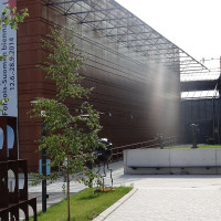 GualdimG · Wikimedia Commons · CC BY-SA 4.0 / https://commons.wikimedia.org/wiki/File:Korundi%20House%20of%20Culture%20Rovaniemi%2001.jpg / Rights: https://commons.wikimedia.org/wiki/File:Korundi%20House%20of%20Culture%20Rovaniemi%2001.jpg / Usage: 저작자·원본 파일 페이지·라이선스 링크 및 변경 여부를 표시. BY-SA 이미지를 수정·재배포할 경우 동일조건변경허락 준수. 저작권 외 시설·전시물·초상권은 별도 확인.