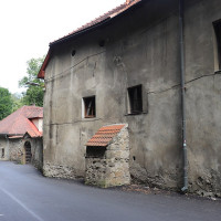 Andrzej Otrębski · Wikimedia Commons · CC BY-SA 4.0 / https://commons.wikimedia.org/wiki/File:Cerveny_Klastor_klasztor_01.jpg / Rights: https://commons.wikimedia.org/wiki/File:Cerveny_Klastor_klasztor_01.jpg / Usage: Commons 해당 개별 파일 페이지에서 저작자·라이선스 확인. 사진 원본 출처와 라이선스 링크를 함께 표기하고 수정 시 변경 사항 안내; CC BY-SA 가공물 배포 시 동일조건 준수. 원본 파일 HTTP 및 바이너리 다운로드 미확인.