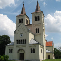 Taz666 · Wikimedia Commons · CC BY-SA 3.0 / https://commons.wikimedia.org/wiki/File:B%C3%A9ny_templom_1.JPG / Rights: https://commons.wikimedia.org/wiki/File:B%C3%A9ny_templom_1.JPG / Usage: Commons 해당 개별 파일 페이지에서 저작자·라이선스 확인. 사진 원본 출처와 라이선스 링크를 함께 표기하고 수정 시 변경 사항 안내; CC BY-SA 가공물 배포 시 동일조건 준수. 원본 파일 HTTP 및 바이너리 다운로드 미확인.