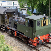 Reinhold Möller / Wikimedia Commons / CC BY-SA 4.0 / https://commons.wikimedia.org/wiki/File:Bahnhof_Muggendorf_(Wiesenttal)_Ploxemam-20220710-RM-122854.jpg / Usage: Commons 개별 파일 페이지에서 저작자 및 라이선스를 확인. 바이너리 HTTP 응답·이미지 디코딩 미검증. 2차 가공 시 CC BY-SA 고지 및 동일조건변경허락 주의.