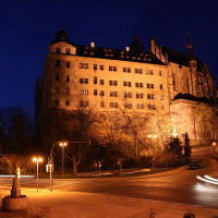 Telemarco / Wikimedia Commons / CC BY-SA 3.0 / https://commons.wikimedia.org/wiki/File:Abend_am_Altenburger_Schloss_von_Aquanauticus_-_panoramio.jpg / Usage: 개별 Commons 파일 페이지의 저작자·라이선스 확인. 원본 바이너리 응답 및 디코딩은 미검증. 게시 시 저작자·원본·라이선스 링크 표기, 이미지 수정 표시 및 CC BY-SA 조건 준수.
