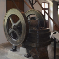 Jmh2o / Wikimedia Commons / CC BY-SA 4.0 / https://commons.wikimedia.org/wiki/File:Selb_-_Porzellanikon_-_Bachenbrecher_-_01.jpg / Usage: 개별 Commons 파일 페이지의 저작자·라이선스 확인. 원본 바이너리 응답 및 디코딩은 미검증. 게시 시 저작자·원본·라이선스 링크 표기, 이미지 수정 표시 및 CC BY-SA 조건 준수.