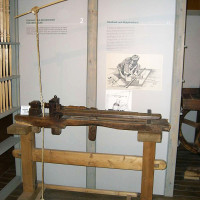 Stefan Kühn / Wikimedia Commons / CC BY-SA 3.0 / https://commons.wikimedia.org/wiki/File:Drechselbank_historisch.jpg / Usage: 개별 Commons 파일 페이지의 저작자·라이선스 확인. 원본 바이너리 응답 및 디코딩은 미검증. 게시 시 저작자·원본·라이선스 링크 표기, 이미지 수정 표시 및 CC BY-SA 조건 준수.