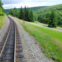 MOs810 / Wikimedia Commons / CC BY-SA 4.0 / https://commons.wikimedia.org/wiki/File:Fichtelbergbahn_2021_(12).jpg / Usage: 개별 Commons 파일 페이지의 저작자·라이선스 확인. 원본 바이너리 응답 및 디코딩은 미검증. 게시 시 저작자·원본·라이선스 링크 표기, 이미지 수정 표시 및 CC BY-SA 조건 준수.