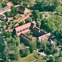 Krukrus / Wikimedia Commons / CC BY-SA 4.0 / https://commons.wikimedia.org/wiki/File:Kloster_Lehnin_Luftbild.jpg / Usage: 개별 Commons 파일 페이지의 저작자·라이선스 확인. 원본 바이너리 응답 및 디코딩은 미검증. 게시 시 저작자·원본·라이선스 링크 표기, 이미지 수정 표시 및 CC BY-SA 조건 준수.