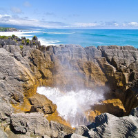 Photo: Christian Michel · CC BY 2.0 · Wikimedia Commons / https://commons.wikimedia.org/wiki/File:Pancake_Rocks,_Punakaiki.jpg / Rights: https://commons.wikimedia.org/wiki/File:Pancake_Rocks,_Punakaiki.jpg / Usage: 개별 Commons 파일 페이지에서 저작자·라이선스 표시 확인. 저작자·출처·라이선스 URL 기재, CC BY-SA일 경우 동일조건변경허락 및 변경표시 준수. 원본 이미지 바이너리 서버 다운로드·HTTP/MIME는 아직 시험하지 않음.