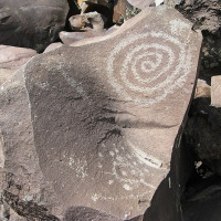 brewbooks / Wikimedia Commons / CC BY-SA 2.0 / https://commons.wikimedia.org/wiki/File:Nampaweap_Petroglyphs_-_Flickr_-_brewbooks_(1).jpg / Usage: 상업적 재사용 허용; CC 라이선스는 원저자·원본·라이선스 URL·수정 여부를 표기하며 CC BY-SA 개작물은 동일조건변경허락을 준수. Public Domain도 출처 표기 권장.