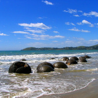 Photo: Rowy · CC BY-SA 2.5 · Wikimedia Commons / https://commons.wikimedia.org/wiki/File:Moeraki_Boulders,_New_Zealand.jpg / Rights: https://commons.wikimedia.org/wiki/File:Moeraki_Boulders,_New_Zealand.jpg / Usage: 개별 Wikimedia Commons 파일 페이지에서 저작자·라이선스·장소 설명 확인. 출처/저작자/라이선스 링크와 수정 사실을 표시하고, BY-SA 사진 수정 시 동일조건변경허락 준수. 바이너리 다운로드 및 운영 서버의 실제 표시 상태는 미검증.