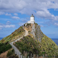 Photo: ChristchurchHistorian · CC BY-SA 4.0 · Wikimedia Commons / https://commons.wikimedia.org/wiki/File:Nugget_Point_Lighthouse_2025.jpg / Rights: https://commons.wikimedia.org/wiki/File:Nugget_Point_Lighthouse_2025.jpg / Usage: 개별 Wikimedia Commons 파일 페이지에서 저작자·라이선스·장소 설명 확인. 출처/저작자/라이선스 링크와 수정 사실을 표시하고, BY-SA 사진 수정 시 동일조건변경허락 준수. 바이너리 다운로드 및 운영 서버의 실제 표시 상태는 미검증.