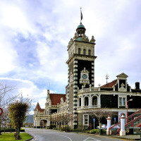 Photo: Bernard Spragg. NZ · CC0 1.0 · Wikimedia Commons / https://commons.wikimedia.org/wiki/File:Dunedin_Railway_Station._(14332788661).jpg / Rights: https://commons.wikimedia.org/wiki/File:Dunedin_Railway_Station._(14332788661).jpg / Usage: 원본 사진은 Wikimedia Commons 개별 파일 페이지에서 CC0 조건을 확인함. 사진 원본 HTTP/MIME 검사·다운로드 및 게시판 첨부는 아직 시행하지 않음.