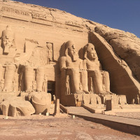 Pepaserbio · Wikimedia Commons · CC BY-SA 4.0 / https://commons.wikimedia.org/wiki/File:Abu_Simbel_main_temple.jpg / Usage: 상업적 이용 가능. 저작자·라이선스·원본 페이지 링크 표기, 변경 시 변경 고지. 동일조건변경허락 조건 준수.