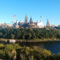 Dpalma01 · Wikimedia Commons · CC BY-SA 4.0 / https://commons.wikimedia.org/wiki/File:Parliament_Hill_in_Ottawa_from_Kiweki_Point.jpg / Rights: 개별 Wikimedia Commons 파일 페이지의 CC BY-SA 4.0 표시 / Usage: 상업적 이용 가능. 저작자·원본 링크·라이선스 링크 표기. 편집 시 변경 표시, 동일조건변경허락 준수. 원본 다운로드 및 서버 게시 결과는 미검증.