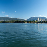 Christoph Strässler · Wikimedia Commons · CC BY-SA 4.0 / https://commons.wikimedia.org/wiki/File:Stanley_Park_and_West_End_Vancouver%2C_Canada_(54881273300).jpg / Rights: 개별 Wikimedia Commons 파일 페이지의 CC BY-SA 4.0 표시 / Usage: 상업적 이용 가능. 저작자·원본 링크·라이선스 링크 표기. 편집 시 변경 표시, 동일조건변경허락 준수. 원본 다운로드 및 서버 게시 결과는 미검증.