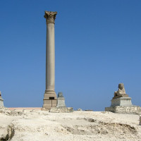 사진: Roland Unger · CC BY-SA 3.0 · Wikimedia Commons / https://commons.wikimedia.org/wiki/File:AlexSarapeionPompeysPillar.jpg / Rights: https://commons.wikimedia.org/wiki/File:AlexSarapeionPompeysPillar.jpg / Usage: 상업적 이용은 명시된 CC 조건에 한함. 사진 사용 시 저작자·원본 파일 URL·라이선스·변경 사실 표기. CC BY-SA 작품을 개작하는 경우 공유동일조건 적용. 현지 문화재/종교시설 촬영·재게시 관련 별도 권리는 독립 확인 필요. 직접 이미지 바이너리 다운로드 및 실 서버 등록은 하지 않았음.