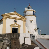 Jhmlms · Wikimedia Commons · CC BY-SA 3.0 / https://commons.wikimedia.org/wiki/File:Guia_Lighthouse_and_Chapel.jpg / Rights: https://commons.wikimedia.org/wiki/File:Guia_Lighthouse_and_Chapel.jpg / Usage: 원본 JPG 실물과 주제(등대·예배당) 확인. Wikimedia Commons 파일 페이지의 저작자 및 CC BY-SA 3.0 조건 확인. 출처·저작자·라이선스 표시, 변경 시 표시, 동일조건변경허락 조건 준수. 운영 서버 새 이미지 첨부 및 표시 여부는 아직 미검증.