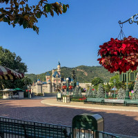 Louiemantia / Wikimedia Commons / CC BY-SA 4.0 / https://commons.wikimedia.org/wiki/File:Hong_Kong_Disneyland_Main_Street.jpg / Usage: 상업적 재사용 가능. 저작자·출처·라이선스와 변경 사항 표시 필수. 사진의 변경·가공물은 동일조건변경허락 의무 준수. 원본 미다운로드·URL HTTP 응답 미검사.