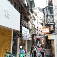 Kamfutiam Georgez · Wikimedia Commons · CC0 1.0 / https://commons.wikimedia.org/wiki/File:MC_Macau_Peninsula_1347pm_old_zone_%E7%A6%8F%E9%9A%86%E6%96%B0%E8%A1%97_Rua_da_Felicidade_November_2023_R12S_01.jpg / Rights: https://commons.wikimedia.org/wiki/File:MC_Macau_Peninsula_1347pm_old_zone_%E7%A6%8F%E9%9A%86%E6%96%B0%E8%A1%97_Rua_da_Felicidade_November_2023_R12S_01.jpg / Usage: 상업적 재사용 가능 표기의 사진 후보. 개별 저작자·라이선스 출처를 반드시 유지하고 변경 표시·동일조건변경허락(해당 시)을 준수. 사진 자체 실제 다운로드, 내용 이미지 육안 확인, 서버 저장은 미실행.