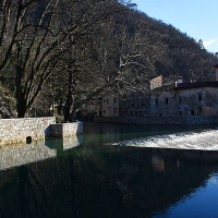Vid Pogacnik · Wikimedia Commons · CC BY-SA 4.0 / https://commons.wikimedia.org/wiki/File:Vipava_VP03.jpg / Rights: https://commons.wikimedia.org/wiki/File:Vipava_VP03.jpg / Usage: Commons 원본 파일 페이지 기준 상업적 복제·배포 가능한 권리표시. CC BY는 저작자와 원본·라이선스 링크를 표시하고, BY-SA는 수정 시 동일조건변경허락을 준수. 사진의 상업 이용 가능성과 시설/미술작품 재현·현장 촬영 허락은 별개.