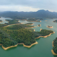 Eddie Yip / Wikimedia Commons / CC BY-SA 2.0 / https://commons.wikimedia.org/wiki/File:Tai_Lam_Chung_Reservoir_Pano.jpg / Usage: 상업적 재사용이 가능한 게시 라이선스의 조건 준수: 저작자 표시·사진 원본 출처·라이선스 링크·수정 여부 명시; 변형·가공 결과물 동일조건변경허락 조건 적용. 현장에서의 상업적 촬영 허가는 별도 문제. 실제 원본 바이트 미다운로드·원격 링크 HTTP 응답은 별도 미테스트.
