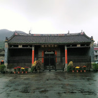 ystsoi / Wikimedia Commons / CC BY 2.0 / https://commons.wikimedia.org/wiki/File:Lung_Yeuk_Tau_-_Tang_Chung_Ling_Ancestral_Hall.jpg / Usage: 상업적 재사용이 가능한 게시 라이선스의 조건 준수: 저작자 표시·사진 원본 출처·라이선스 링크·수정 여부 명시. 현장에서의 상업적 촬영 허가는 별도 문제. 실제 원본 바이트 미다운로드·원격 링크 HTTP 응답은 별도 미테스트.