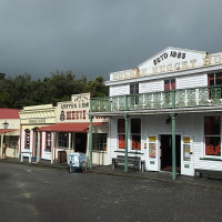 Pseudopanax / Wikimedia Commons · Public Domain / https://commons.wikimedia.org/wiki/File:Main_street_of_Shantytown.jpg / Usage: 출처·저작자·라이선스 표시; 변경 시 개별 라이선스 조건 준수