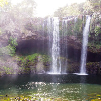 Oren Rozen / Wikimedia Commons · CC BY-SA 3.0 / https://commons.wikimedia.org/wiki/File:NZ130415_Rainbow_Falls_01.jpg / Usage: 출처·저작자·라이선스 표시; 변경 시 개별 라이선스 조건 준수