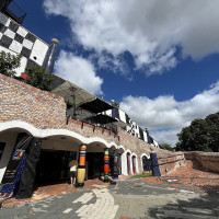 Chefcat29 / Wikimedia Commons · CC BY 4.0 / https://commons.wikimedia.org/wiki/File:Front_of_the_Hundertwasser_Art_Centre_with_Wairau_Maori_Art_Gallery.jpg / Usage: 출처·저작자·라이선스 표시; 변경 시 개별 라이선스 조건 준수
