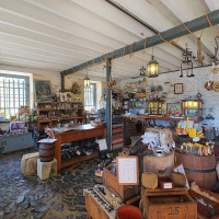 Pseudopanax / Wikimedia Commons · Public Domain / https://commons.wikimedia.org/wiki/File:Inside_the_Stone_Store.jpg / Usage: 출처·저작자·라이선스 표시; 변경 시 개별 라이선스 조건 준수