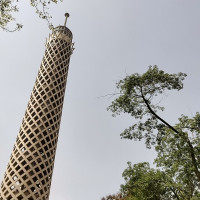 Menna.Hassan100 · CC BY-SA 4.0 · Wikimedia Commons / https://commons.wikimedia.org/wiki/File:Cairo_Tower_Nature,_Egypt.jpg / Usage: 저작자·원본 출처·라이선스 명시; 편집·변형 시 변경사항 표시. BY-SA 라이선스의 개작물은 동일조건공유 필요. Commons 개별 페이지 메타데이터/시리즈 표기 검토; 실제 원본 HTTP/MIME 및 운영서버 다운로드 미실시.
