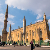 Mohammed Ali Moussa · CC BY-SA 4.0 · Wikimedia Commons / https://commons.wikimedia.org/wiki/File:Al-Hussain_Mosque.jpg / Usage: 저작자·원본 출처·라이선스 명시; 편집·변형 시 변경사항 표시. BY-SA 라이선스의 개작물은 동일조건공유 필요. Commons 개별 페이지 메타데이터/시리즈 표기 검토; 실제 원본 HTTP/MIME 및 운영서버 다운로드 미실시.