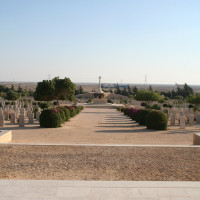 Einsamer Schütze · CC BY-SA 3.0 · Wikimedia Commons / https://commons.wikimedia.org/wiki/File:El_Alamein_Commonwealth_Cemetery_1.JPG / Usage: 저작자·원본 출처·라이선스 명시; 편집·변형 시 변경사항 표시. BY-SA 라이선스의 개작물은 동일조건공유 필요. Commons 개별 페이지 메타데이터/시리즈 표기 검토; 실제 원본 HTTP/MIME 및 운영서버 다운로드 미실시.