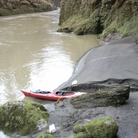 Ingolfson / Wikimedia Commons · Public Domain / https://commons.wikimedia.org/wiki/File:Kayaking_On_The_Whanganui.jpg / Usage: 사진 저작자·출처·라이선스 표시. 변경이 있다면 표시하고 CC BY-SA 공유조건 준수.