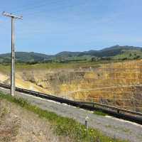 Andy king50 / Wikimedia Commons · CC BY-SA 3.0 / https://commons.wikimedia.org/wiki/File:Waihi_Martha_Mine_2011_1.JPG / Usage: 사진 저작자·출처·라이선스 표시. 변경이 있다면 표시하고 CC BY-SA 공유조건 준수.