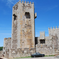 Concierge.2C · CC BY-SA 3.0 · Wikimedia Commons / https://commons.wikimedia.org/wiki/File:Castelo_de_Sabugal_(1).jpg / Usage: Commons 개별 사진페이지에서 저작자·라이선스를 확인함. CC BY/CC BY-SA 상업적 재사용시 저작자·원본 URL·라이선스 링크·변경내용을 표기하고 BY-SA 개작시 동일조건공유 준수. 사진 저장 HTTP 결과 미검증.
