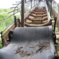 Dave Bezaire / Wikimedia Commons / CC BY-SA 2.0 / https://commons.wikimedia.org/wiki/File:Conveyor_to_Dump_Rocks_(3666251081).jpg / Rights: https://commons.wikimedia.org/wiki/File:Conveyor_to_Dump_Rocks_(3666251081).jpg / Usage: 원본 Commons 파일 페이지·저작자·라이선스 명시. 편집 시 수정 여부 표시; CC BY-SA 이미지 파생물 공유조건 준수. 원본 파일 HTTP·바이너리 실검증은 미실시.