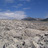 XeresNelro / Wikimedia Commons / CC BY-SA 4.0 / https://commons.wikimedia.org/wiki/File:Frank_Rock_Slide.jpg / Rights: https://commons.wikimedia.org/wiki/File:Frank_Rock_Slide.jpg / Usage: 원본 Commons 파일 페이지·저작자·라이선스 명시. 편집 시 수정 여부 표시; CC BY-SA 이미지 파생물 공유조건 준수. 원본 파일 HTTP·바이너리 실검증은 미실시.