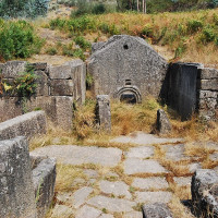 Cssantos · CC BY-SA 3.0 · Wikimedia Commons / https://commons.wikimedia.org/wiki/File:Cit%C3%A2nia_de_Sanfins_-_balne%C3%A1rio_castrejo.jpg / Usage: Commons 개별 사진페이지에서 저작자·라이선스를 확인함. CC BY/CC BY-SA 상업적 재사용시 저작자·원본 URL·라이선스 링크·변경내용을 표기하고 BY-SA 개작시 동일조건공유 준수. 사진 저장 HTTP 결과 미검증.
