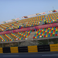 Klaus Nahr / Wikimedia Commons / CC BY-SA 2.0 / https://commons.wikimedia.org/wiki/File:2010_Macau_Grand_Prix_-_Multicoloured_Grandstand.jpg / Usage: Commons 개별 파일 페이지에서 저작자와 라이선스 확인. 출처·저작자·라이선스 링크 표시; 편집·변형한 CC BY-SA 이미지는 동일조건변경허락 준수. 원본 이미지 서버 다운로드, 콘텐츠 시각 대조 및 관리자 등록 성공은 별도 검사 필요.