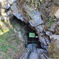 Ajznponar · Wikimedia Commons · CC BY-SA 4.0 / https://commons.wikimedia.org/wiki/File:Entrance_into_Mayor_Cave_01.jpg / Usage: 개별 Commons 파일 페이지에서 저작자/라이선스 확인. 사진 자체 상업적 이용 가능, 출처 표시 및 해당 라이선스 조건 준수. 문화재·실내전시물의 별도 권리 및 실제 다운로드 성공은 미검증.