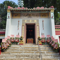 Yumeto / Wikimedia Commons / CC BY-SA 4.0 / https://commons.wikimedia.org/wiki/File:20251109_Templo_de_Kun_Iam.jpg / Usage: 상업적 재사용 가능. 저작자·라이선스·원본 URL 표시 필수; 변경·편집 시 CC BY-SA 4.0의 동일조건 및 변경 고지 준수. 원본 URL은 Commons 규칙으로 구성, 실제 서버 다운로드와 최종 표시 미검증.